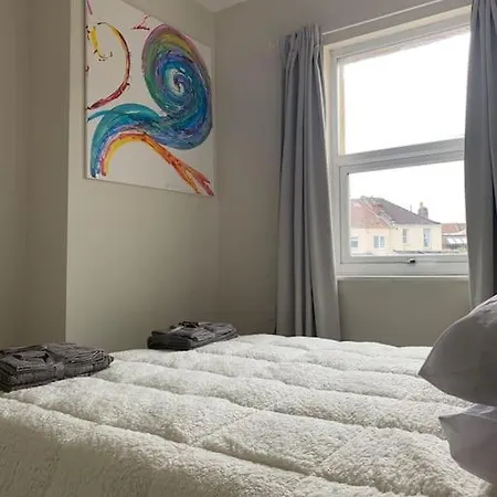 2 Bed Flat. Free Parking Бристоль
