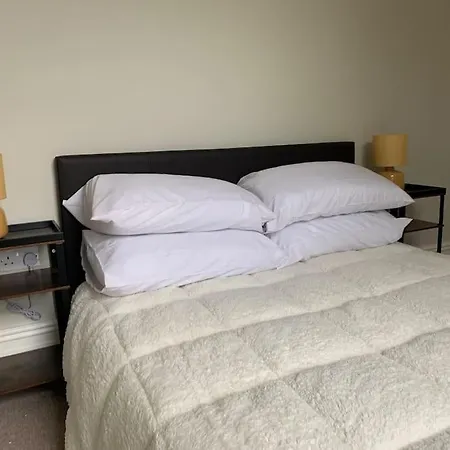 2 Bed Flat. Free Parking * Bristol