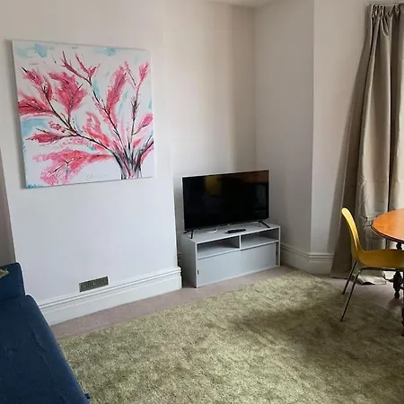 2 Bed Flat. Free Parking Apartment *