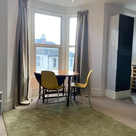2 Bed Flat. Free Parking Apartment