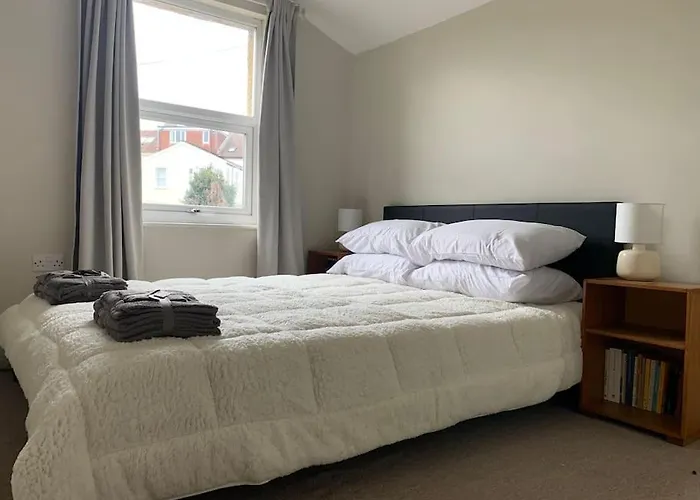 2 Bed Flat. Free Parking *