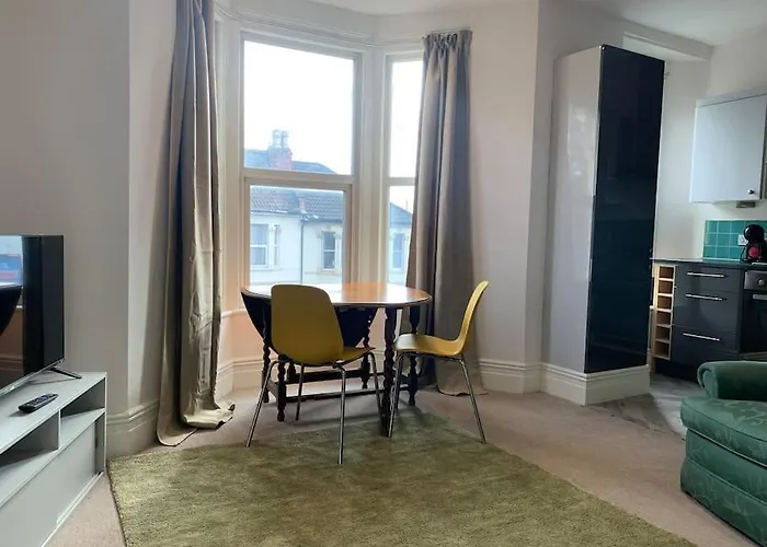 2 Bed Flat. Free Parking Apartment