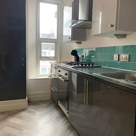 2 Bed Flat. Free Parking 布里斯托