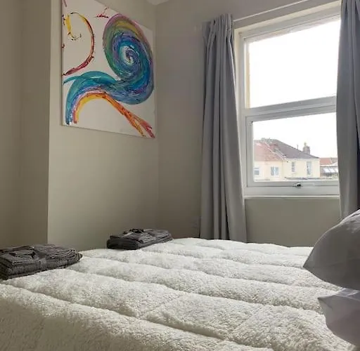 2 Bed Flat. Free Parking Bristol